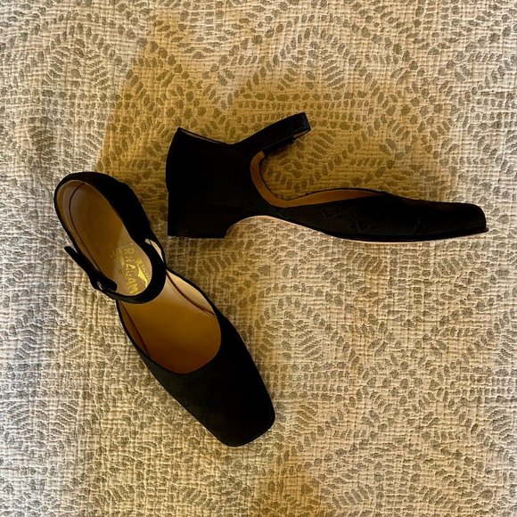 Vintage 80s Ferragamo Brocade Mary Janes | Size 10 (BUT FITS SMALL) Narrow - Picture 7 of 7